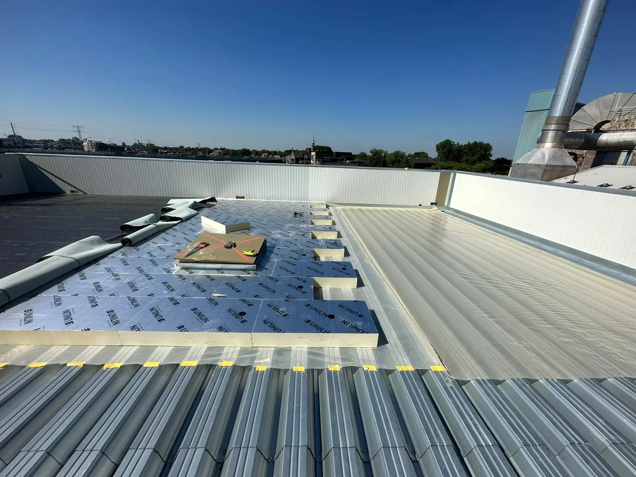 Dakdekker inspecteert dak op lekkages tijdens regenachtig weer